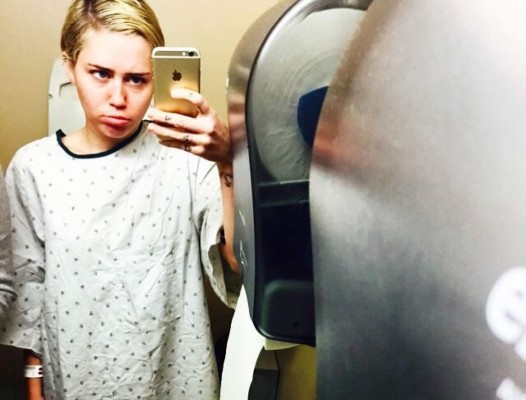 Miley Cyrus comparte cómo le quitaron un quiste