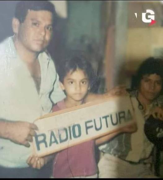 Johny era hijo del periodista Genaro Gutiérrez. Aquí una foto del álbum familiar en Radio Futura de San Pedro Sula. Johny era hermano de la periodista villanovense Suny Gutiérrez.