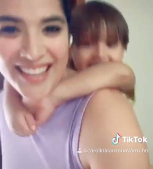 La guapa Carolina Lanza ha aprovechado el tiempo de cuarentena para pasar más tiempo con su familia. Lanza hace divertidos videos en TikTok.