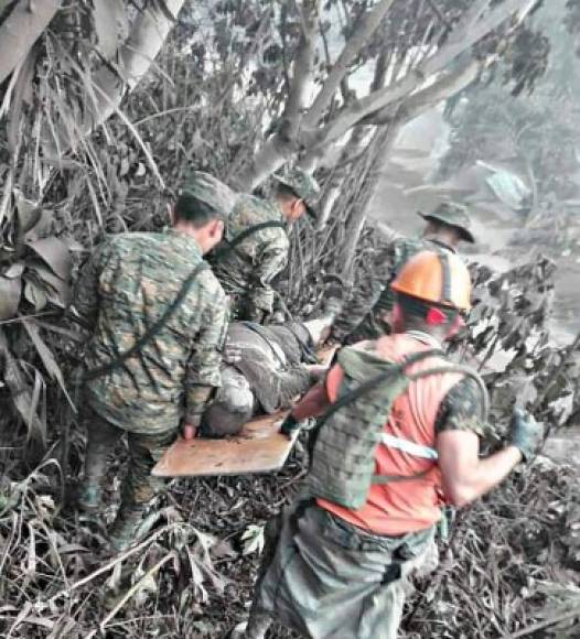 El Ejército de Guatemala se ha sumado a las labores de rescate en las zonas afectadas por la avalancha de cenizas.