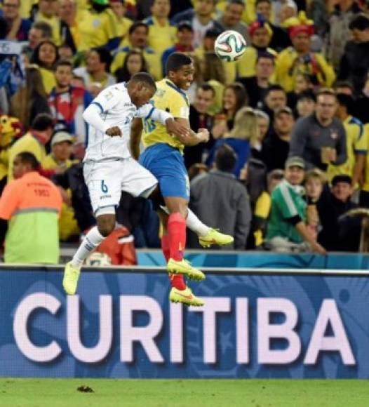 Juan Carlos García disputó el Mundial 2014 en tierras brasileñas. En la imagen enfrentando al ecuatoriano Antonio Valencia, capitán del Manchester United que se ha solidarizado y le respondió un mensaje a Wilson Palacios.