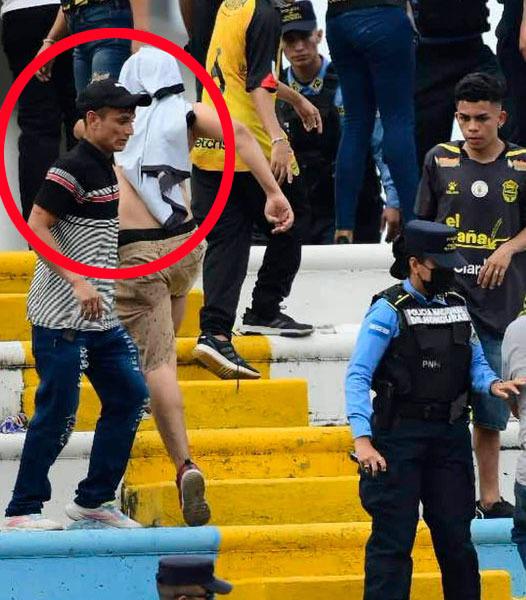 Matan a tiros a aficionado que golpeó a policía en el estadio Olímpico