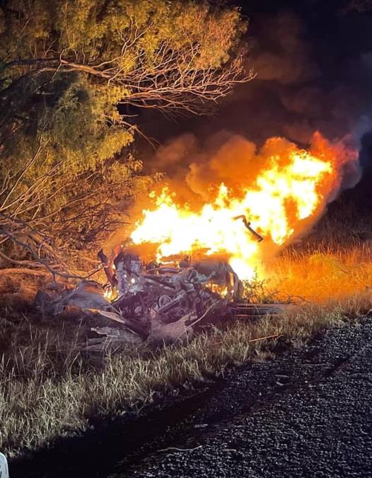 Finalmente el vehículo que conducía el joven latino acabó estrellándose contra un árbol, rodó varias veces y acabó incendiándose.