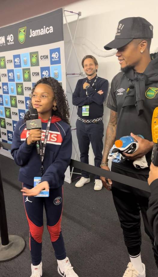 El afortunado que se llevó la camiseta de Messi fue Leon Bailey, delantero jamaicano que milita en el Aston Villa de la Premier League.