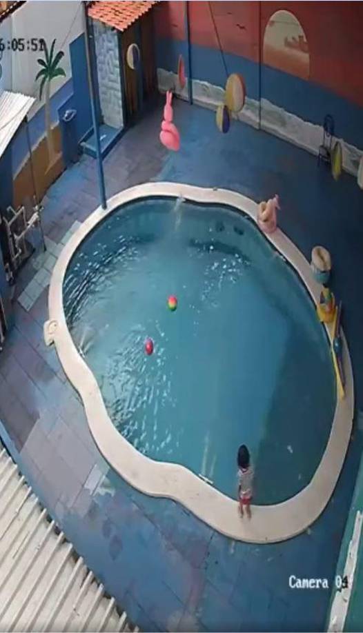 Al principio del video, se observa a la menor acercarse a la piscina. 