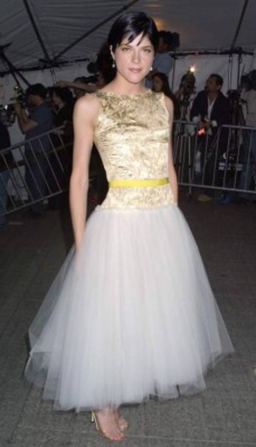 Los 'colados'<br/><br/>Entre todo ese firmamento de estrellas de Hollywood que asiste a la Gala, también se mezclan algunos diseñadores en ascenso que quizá no puedan costear su boleto, pero que, a juicio de Wintour, se lo han ganado por su desempeño.<br/><br/>El premio no es sólo un lugar en la ceremonia. A principios de la década pasada, Behnaz Sarapour fue una de las invitadas de la editora y vistió a Selma Blair, quien tardó media hora en recorrer la alfombra.<br/><br/>'Salió del coche, literalmente puso un pie fuera de la limusina y podía escuchar a los fotógrafos gritando como si fuera el Super Bowl o algo así. No había atestiguado algo así en mi vida', recordó la diseñadora a la revista New York.