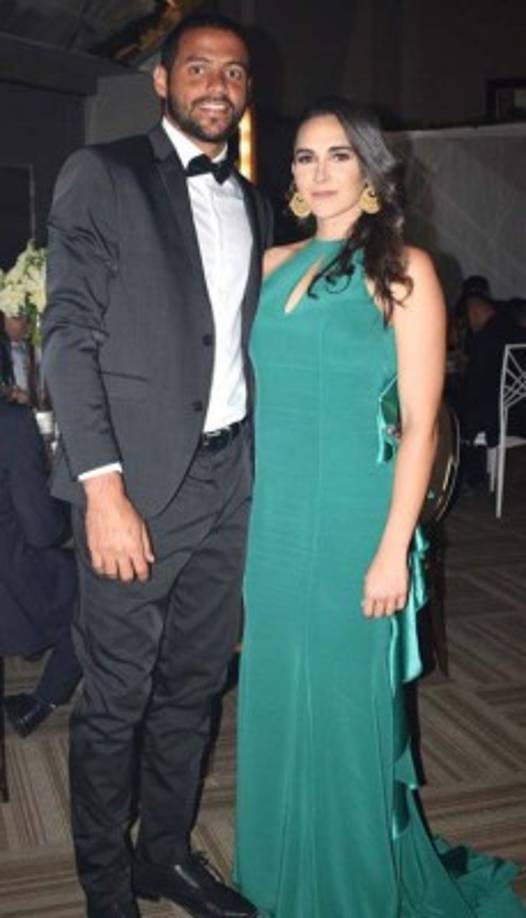 Edrick Menjivar: El portero del Olimpia y su bella pareja Takashi McNab.