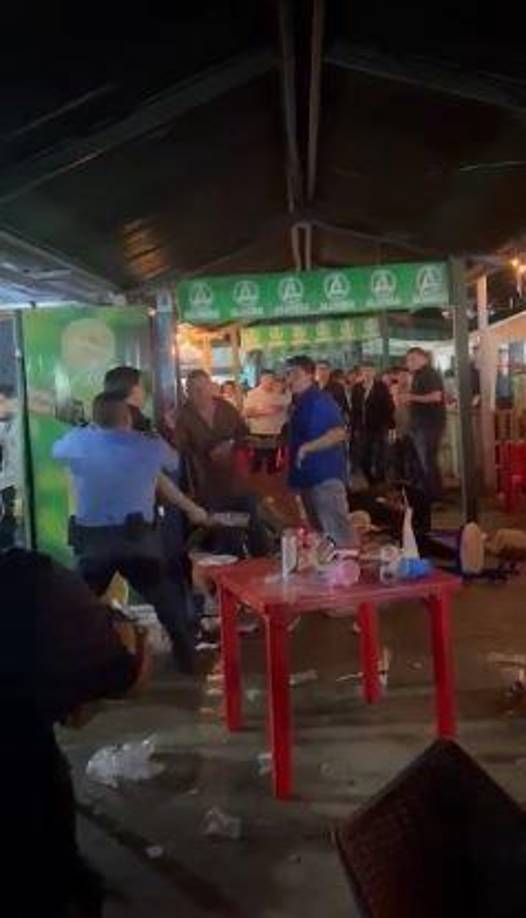 Todo ocurrió cuando, en medio de la celebración de la feria patronal de esa ciudad, Laboriel protagonizó una pelea a puño limpio. En esta imagen se observa cómo un miembro de la Policía lo sujeta por detrás.