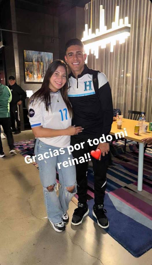 Luis Palma, la gran figura de la noche, disfrutó de la compañía de su bella novia Annie Córdova después del gran partido que se mandó ante México.