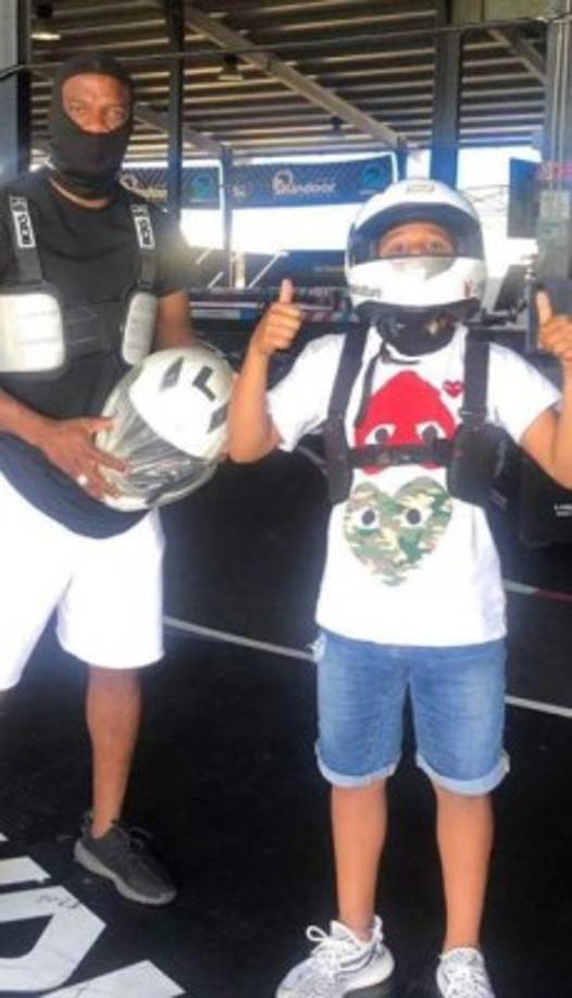 Además de disfrutar del mar, David Suazo ha disfrutado con su hijo del go-kart .