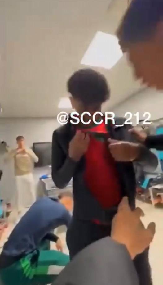 Sin embargo, Lamine Yamal debutó un mes después, concretamente el 8 de septiembre del 2023 en el triunfo por 7-1 sobre Georgia en las eliminatorias hacia la Eurocopa 2024, cotejo en el que ingresó de cambio al minuto 44 en lugar de Dani Olmo. España y Marruecos igualaron 0-0 en los octavos de final de Qatar 2022. Los goles tampoco llegaron en los tiempos extra, por lo cual debió definirse al ganador en serie de penaltis, donde salieron airosos los africanos por 3-0 con su guardameta Yassine Bounou como figura.