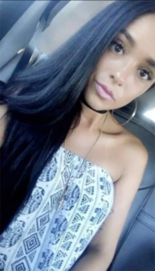 Las autoridades creen que la joven murió a causa de un golpe de calor por las temperaturas extremas en la zona, sin embargo, sus familiares exigen una investigación y arremetieron contra el policía por dejarla sola en una zona desconocida para ella.