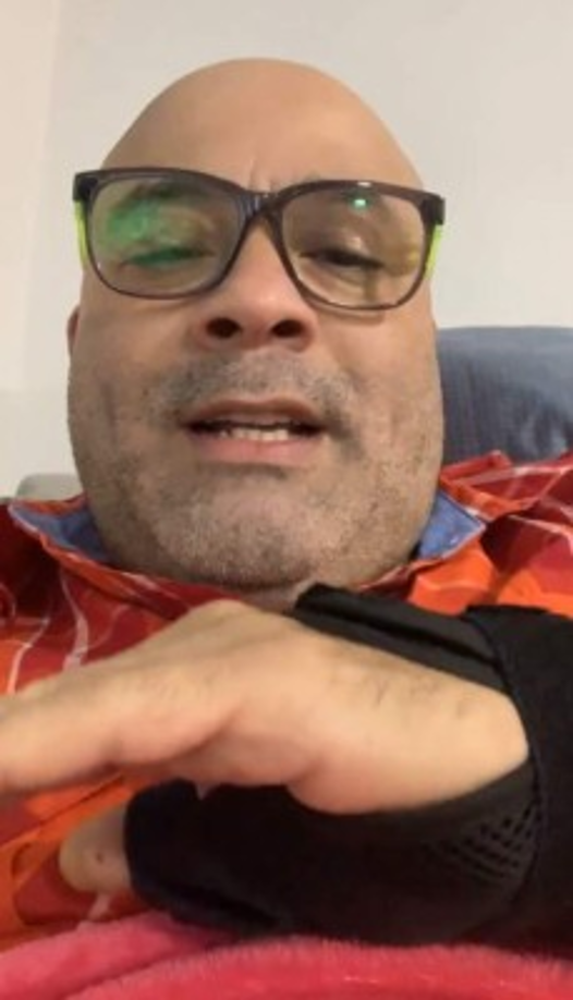 El perro también le provocó una fractura en uno de los dedos de su mano.