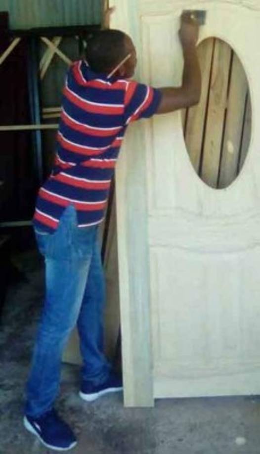 Dilmer Gutiérrez: El experimentado defensor hondureño aprendió el oficio de la ebanistería.