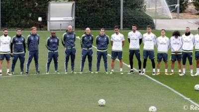 Momento en que la plantilla blanca guardaba el minuto de silencio. Foto Real Madrid.