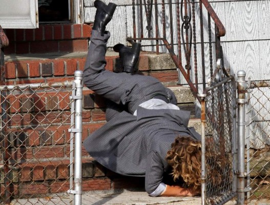 Jennifer López se cae de escaleras