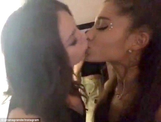 El beso lésbico de Ariana Grande