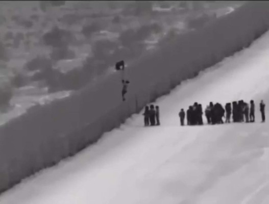 Video: Migrantes usan escalera para saltar el muro en frontera de EEUU