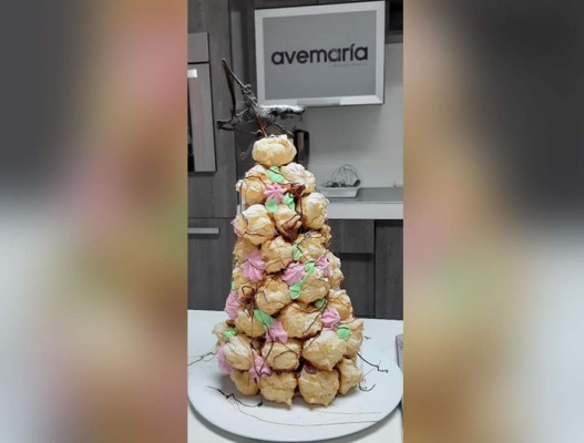 El Croquembouche a parte de ser un postre sabroso, es ideal para decorar su mesa navideña.