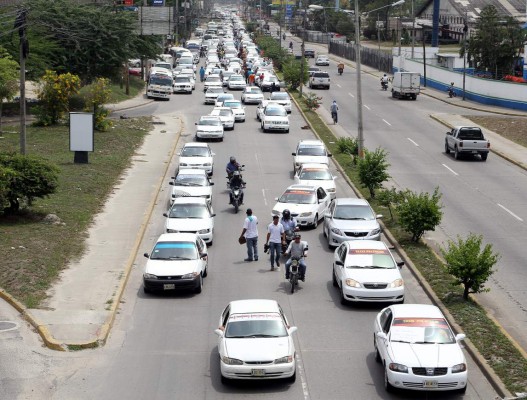 Calidonio a taxistas: 'Yo me podría quejar también porque no se ponen en orden”