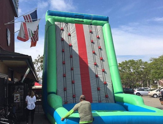 Un bar de California celebra el Cinco de Mayo con muro inflable