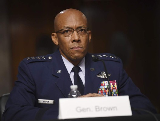 Senado de EEUU confirma al primer jefe negro de una rama militar