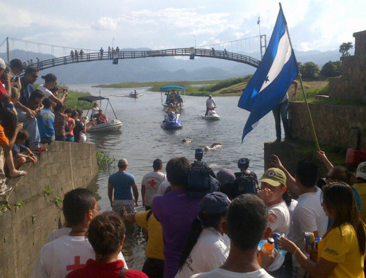 Colombiano cruza nadando dos veces el Lago de Yojoa por noble causa