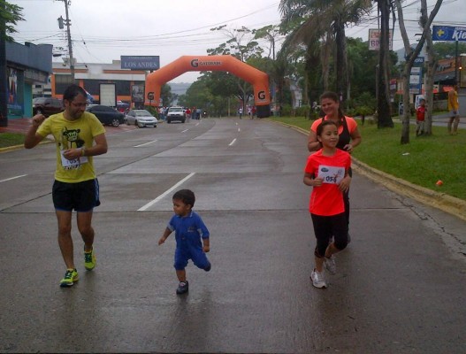 Sampedranos corren y pedalean a favor de enfermos