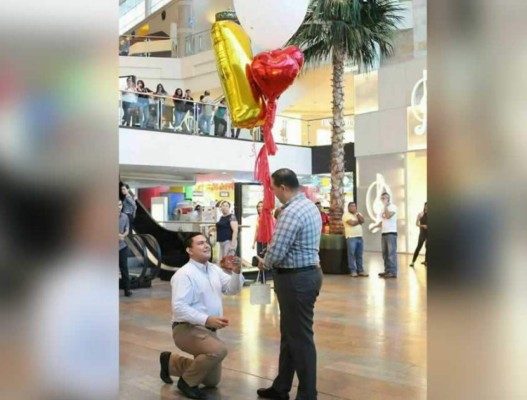 Dos hombres se declaran amor en público en San Pedro Sula