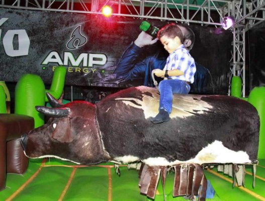 El toro mecánico, la sensación en el Campo Agas entre chicos y grandes