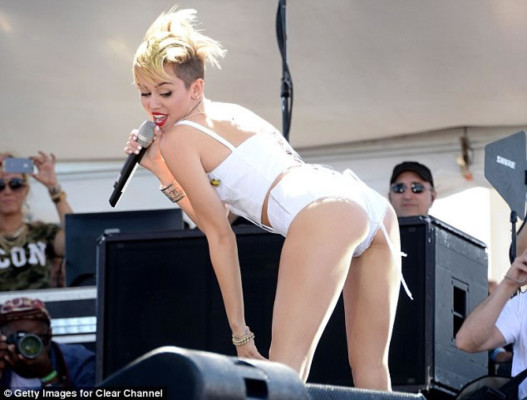 Miley Cyrus llora en concierto tras ruptura con Liam Hemsworth