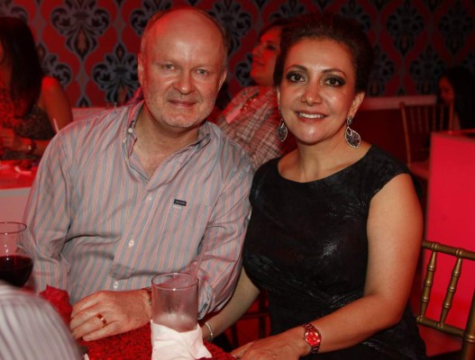 Emoción en una noche en rojo y amistad