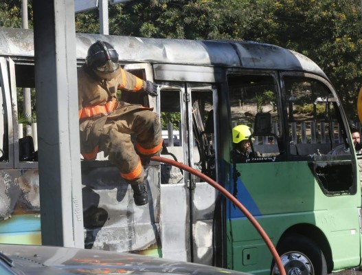 Se incendia bus rapidito cerca de gasolinera en Tegucigalpa