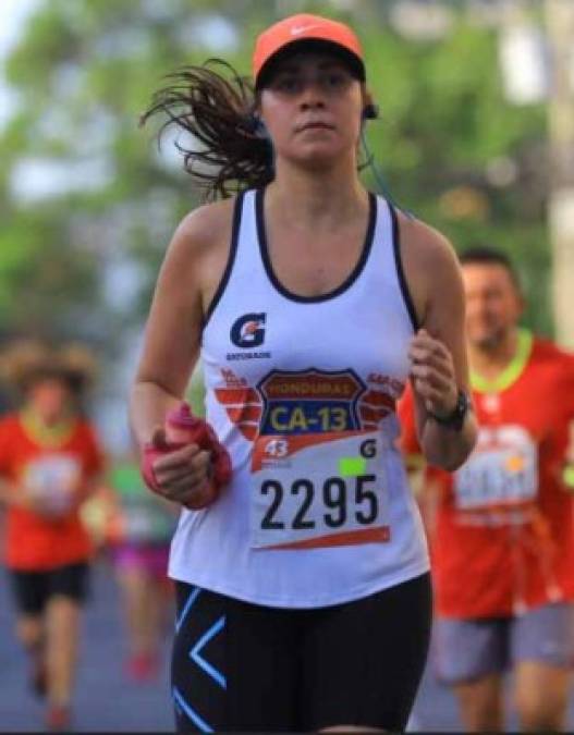 Una de las corredoras que adornó con su belleza las calles de San Pedro Sula en la 43 Maratón Internacional de Diario LA PRENSA.