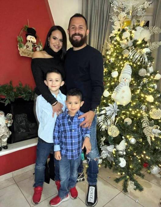Alfredo Mejía - El jugador del Levadiakos FC de Grecia disfrutó de la llegada del Año Nuevo con su esposa e hijos.
