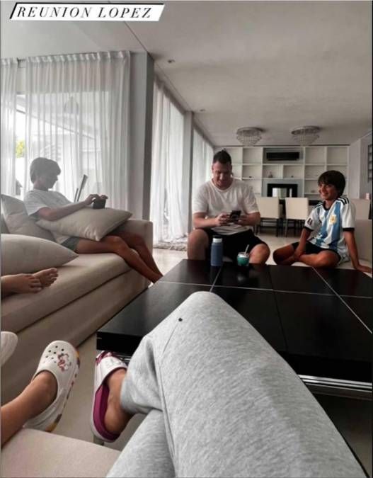 Wanda Nara dejó ver en su cuenta de Instagram el encuentro que tuvo con Maxi López, con quien estuvo casada durante más de cinco años, y los tres hijos que tienen juntos. “Reunión López”, escribió en la foto.