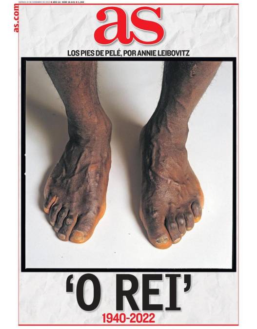 Portada del diario As (España) - “O Rei” y destacando el retrato de 1981 de los pies de Pelé realizado por la reconocida fotógrafa Annie Leibovitz.