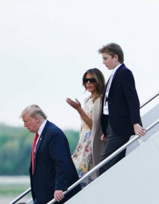 Ayer la pareja presidencial viajó a West Palm Beach para asistir a un servicio religioso por el Domingo de Pascuas en la Iglesia de Bethesda-by-the-Sea; para el evento fueron acompañados por su hijo menor Barron Trump.<br/><br/>La iglesia tiene un significado especial para la pareja, ya que fue allí donde se casaron en 2005.