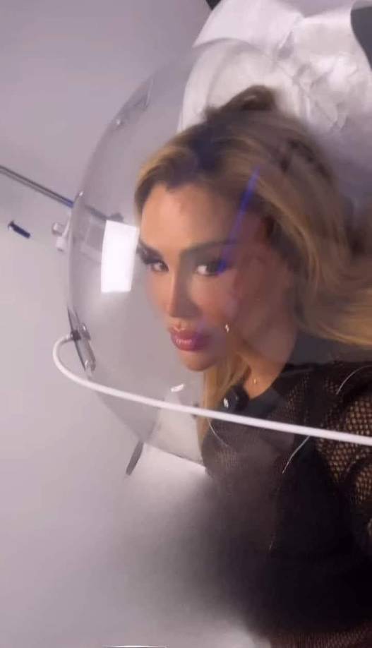 En 2021, los cambios en su cuerpo empezaron a notarse sobre todo en el rostro, donde se la vio más ancha, más operada y los labios más gruesos.