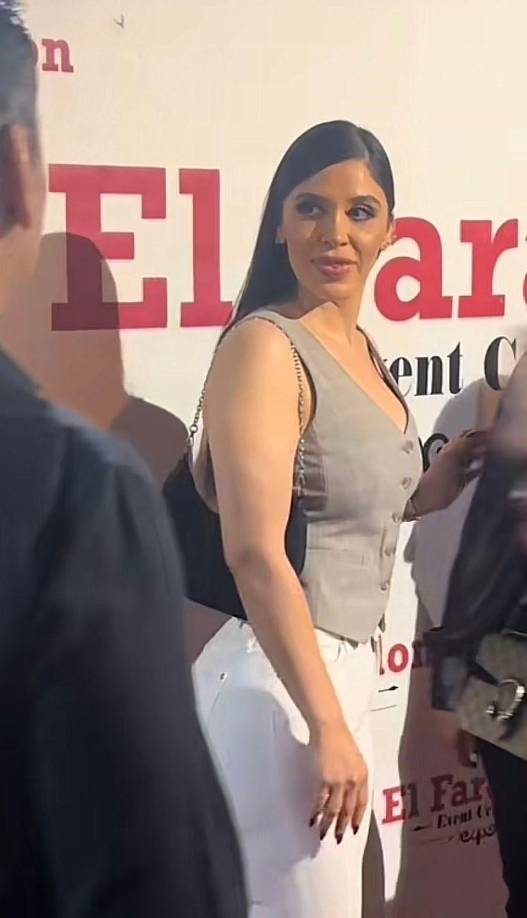 La exmodelo llegó vestida de con unos jeans blancos, botas negras y una blusa tipo chaleco, llegando al salón de eventos <i><b>El Farallon Event Center.</b></i>