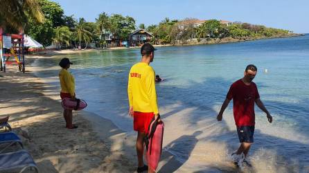 Bomberos de Honduras a orilla de una playa | Fotografía de archivo