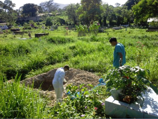 Entierran 13 cuerpos en una fosa común en La Ceiba
