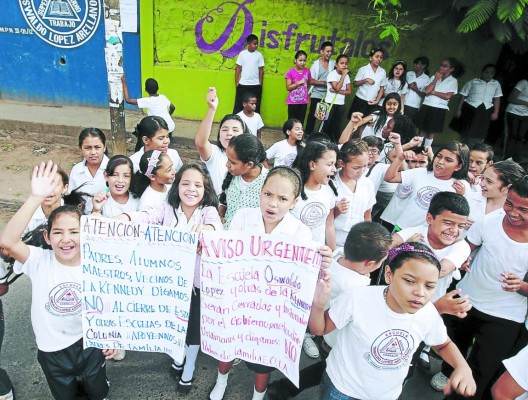 Niños protestan porque fusionarán su escuela