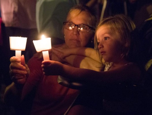 TOPSHOT - A candlelight vigil is observed on November 5, 2017, following the mass shooting at the First Baptist Church in Sutherland Springs, Texas, that left 26 people dead according to authorities. / AFP PHOTO / SUZANNE CORDEIRO