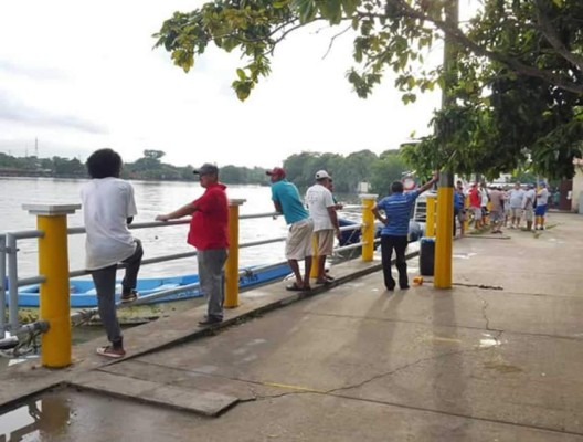 Naufragan dos pescadores en Tela