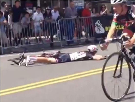 Video: Por levantar las manos, cae ciclista justo al llegar a la meta