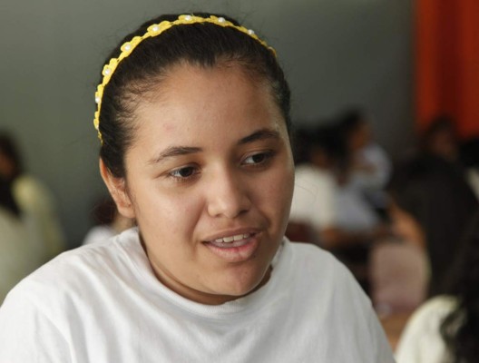 Jóvenes fascinados con fascículos de colección de LA PRENSA