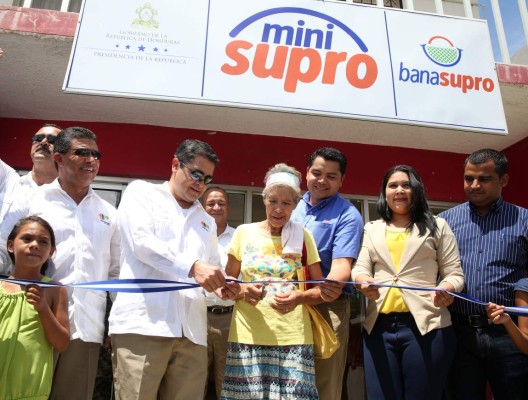 Juan Orlando Hernández inaugura proyectos en el Caribe hondureño