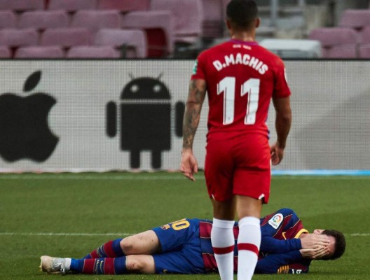 BARCELONA, 29/04/2021.- El delantero del Barcelona Leo Messi (en el suelo) y Darwin Machís, delantero del Granada, durante uno de los partidos aplazados de la trigésimo tercera jornada de LaLiga Santander entre el FC Barcelona y el Granada CF, este jueves en el Camp Nou, en Barcelona. EFE/ Alejandro García
