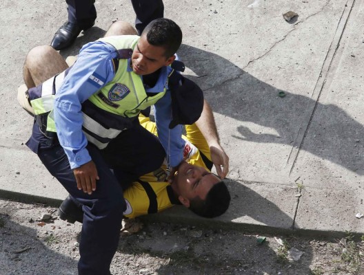 ¡Penoso! Barras se agarran a pedradas previo al clásico